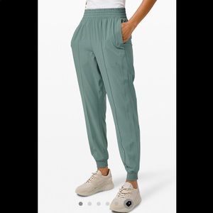 Lululemon Wanderer Jogger 28”